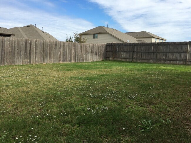 Building Photo - Great Open Floor Plan in Buda