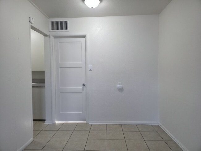 Building Photo - Cozy 1 Bedroom / 1 Bathroom Apartment Available for Lease in Yuma, AZ!