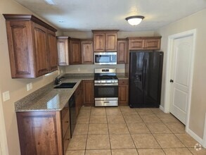 Building Photo - Centrally Located Townhome