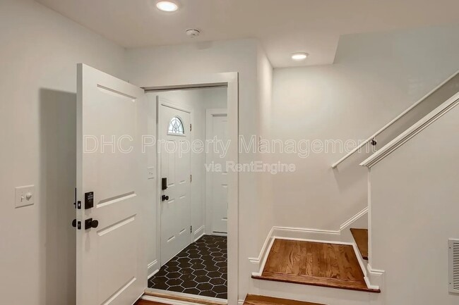 Building Photo - 406 S Columbia Dr