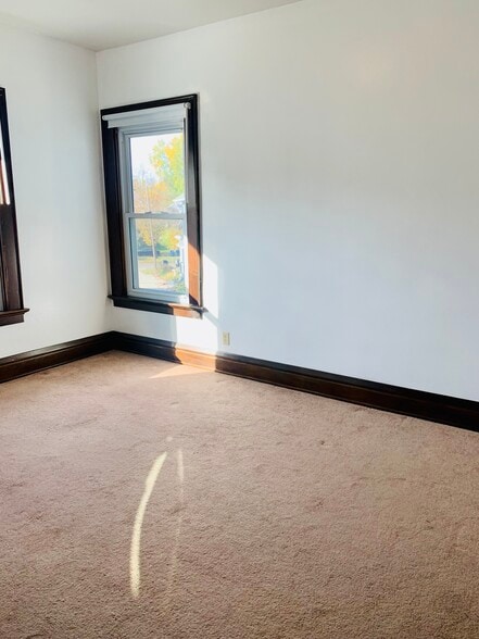 Bed 2 - 111 Amherst Dr