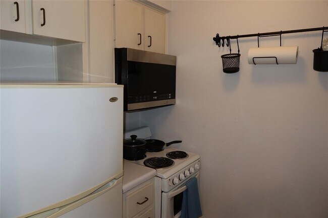 Building Photo - 3400 Speedway