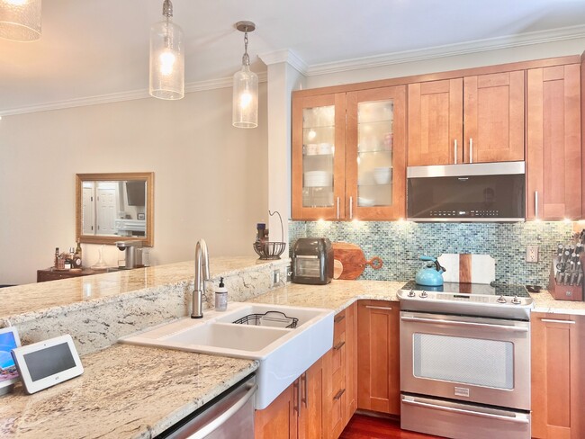 Building Photo - UPTOWN TOWNHOUSE!