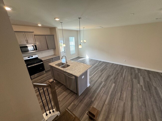 Building Photo - Stunning 3BR 2.5BA Townhome in Jamestown