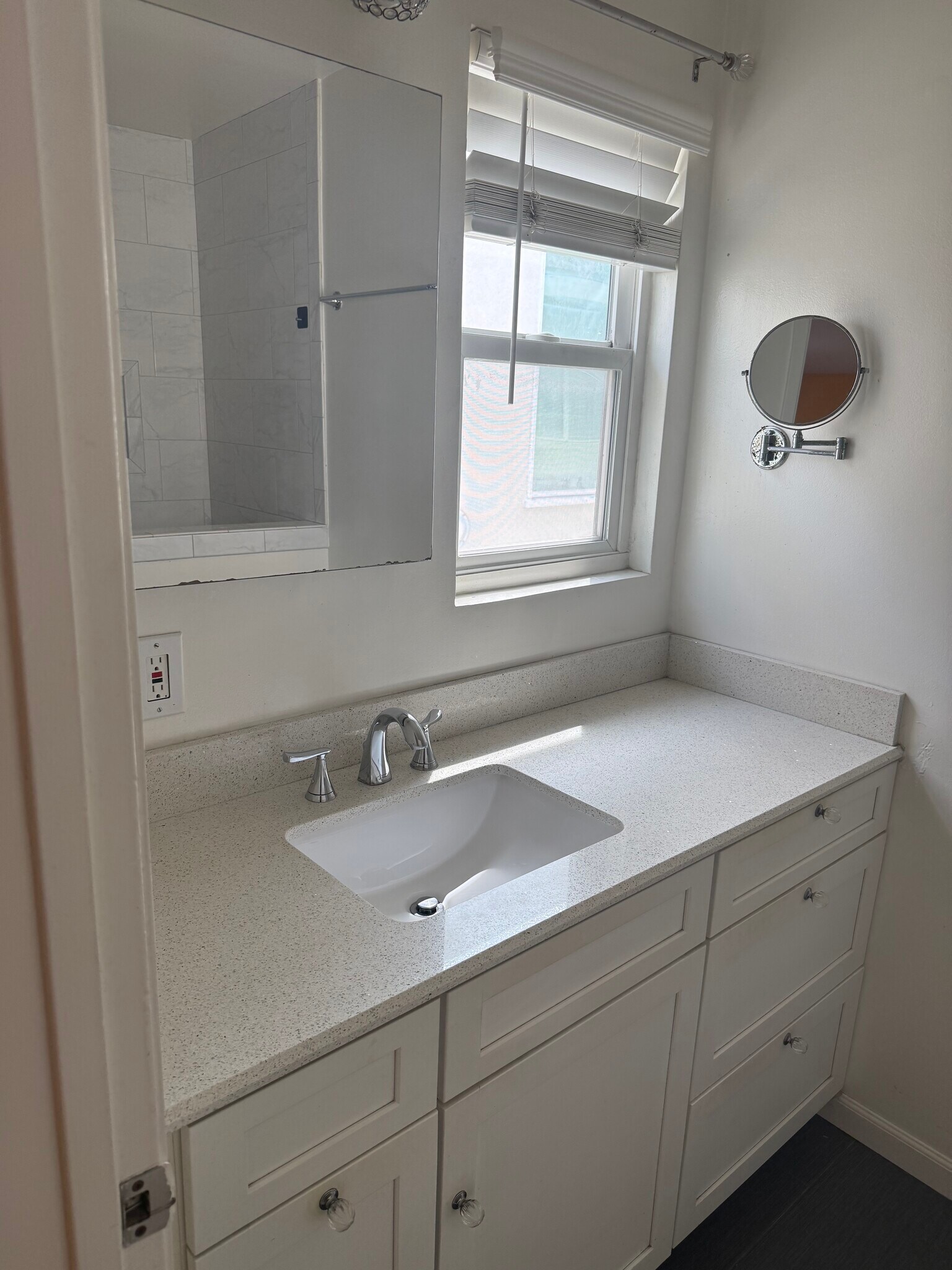 Building Photo - 1227 E 1st St