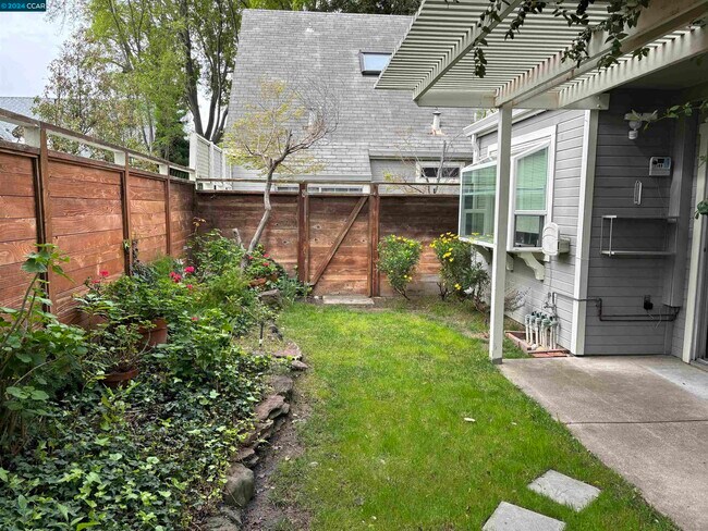 Building Photo - 1602 Somerset Pl