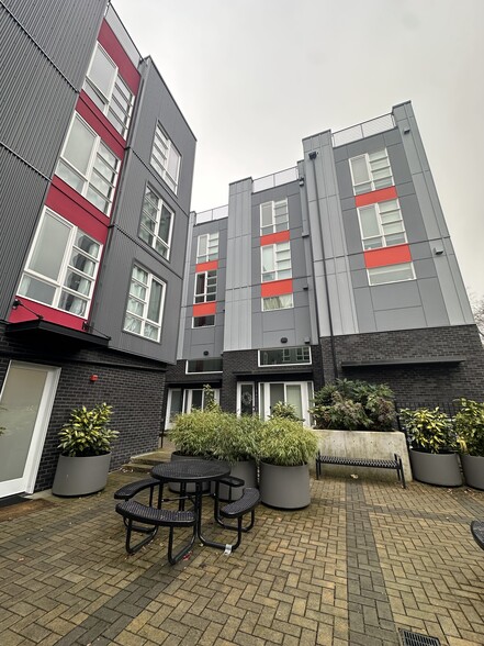 Building Photo - 11208 Pinehurst Way NE