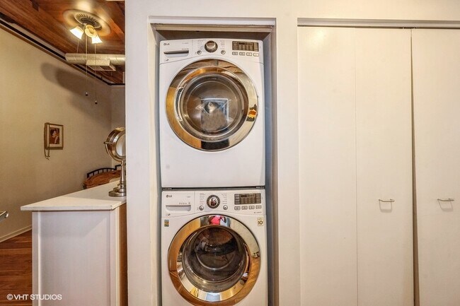 Building Photo - 625 W Jackson Blvd