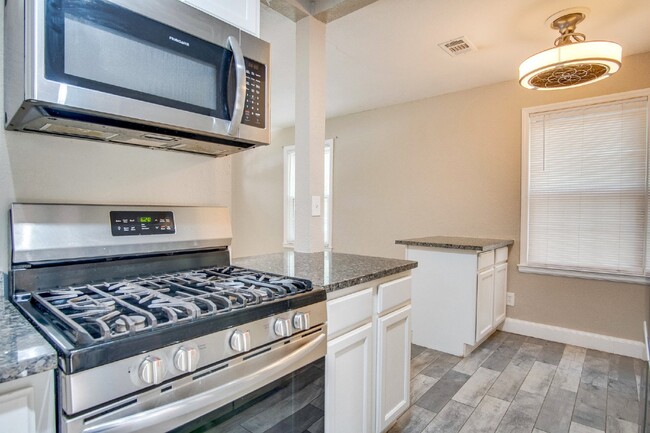 Building Photo - Beautifully Renovated 2BR in Navy Point - ...