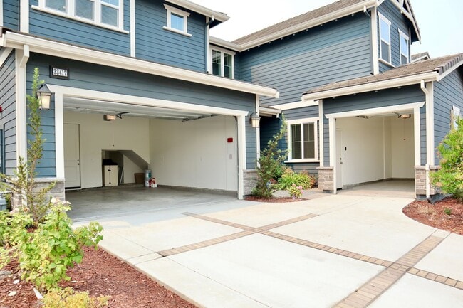 Building Photo - Stunning 3,400 Square Foot Home For Rent! ...