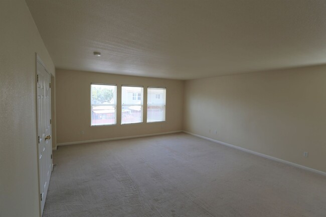 Building Photo - Super spacious home in Patterson