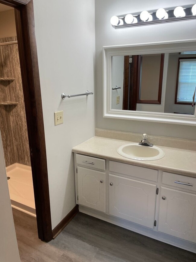 Building Photo - 3 Bedroom / 2 Bath Ranch