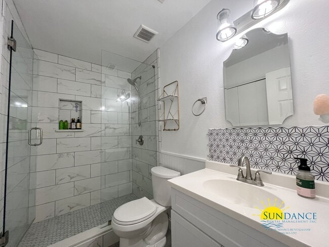 Building Photo - 2 Bedroom home with custom upgrades in the...