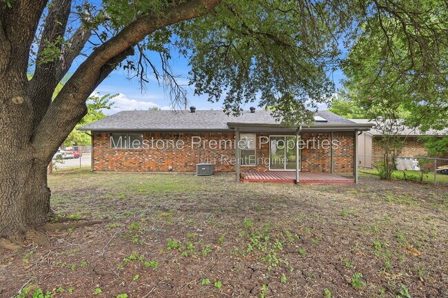 Building Photo - 1312 Churchill Way W