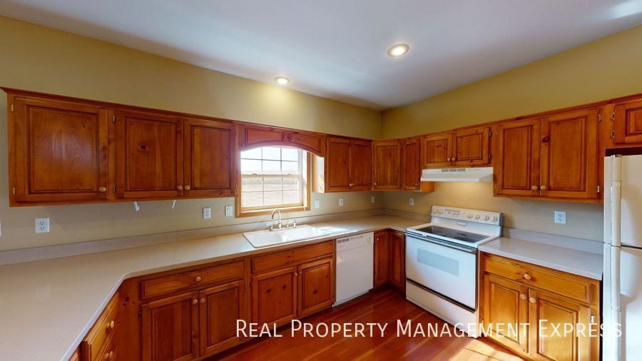 Building Photo - 305 N Pine Lake Dr