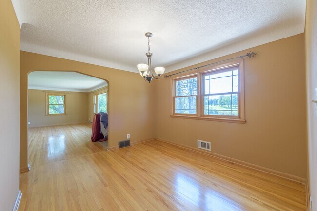 Building Photo - Must see home in mendota heights, huge lot...
