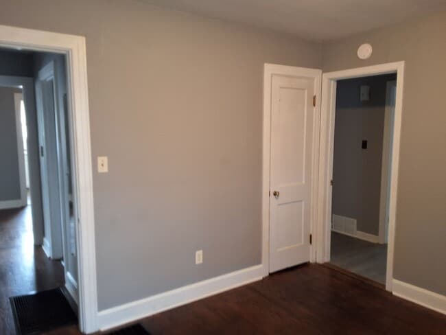 Building Photo - 320 Meadow Ln