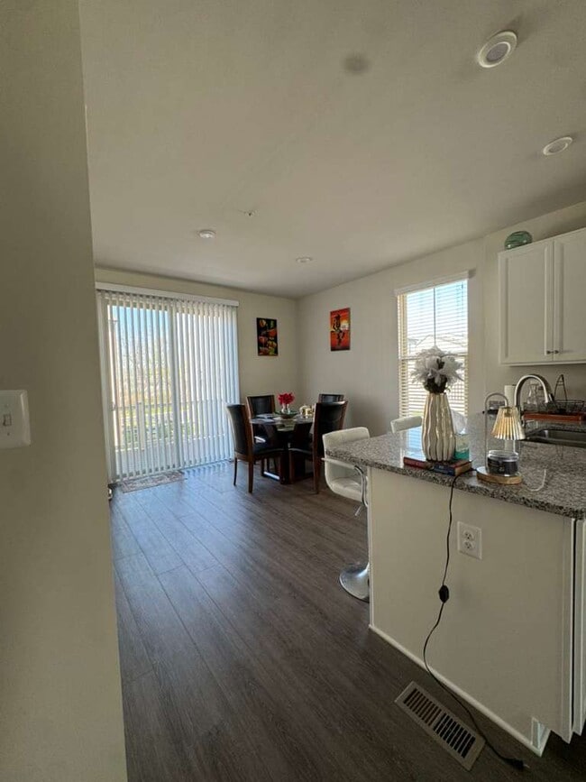 Building Photo - Biground