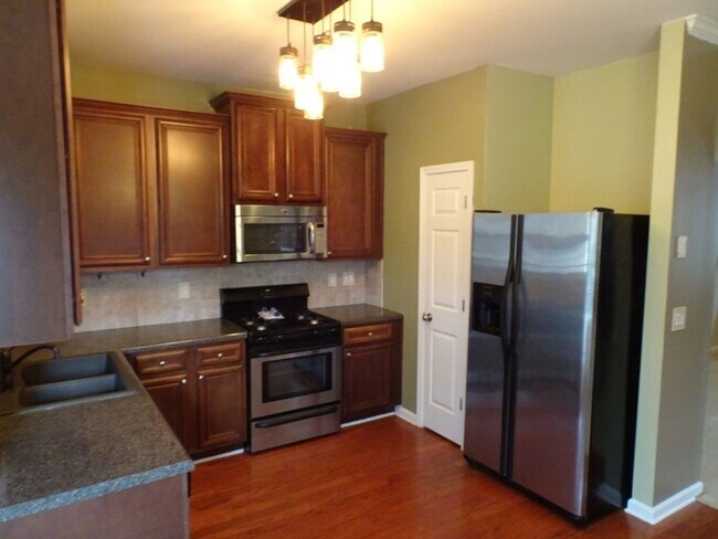 Building Photo - Prime Newnan location, close to everything...
