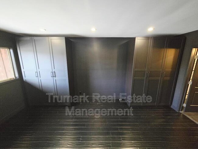 Building Photo - 12426 Moorpark St