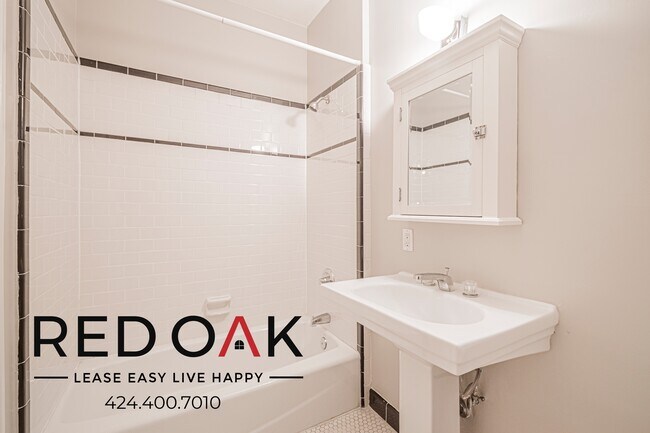 Building Photo - 109 S Sycamore Ave