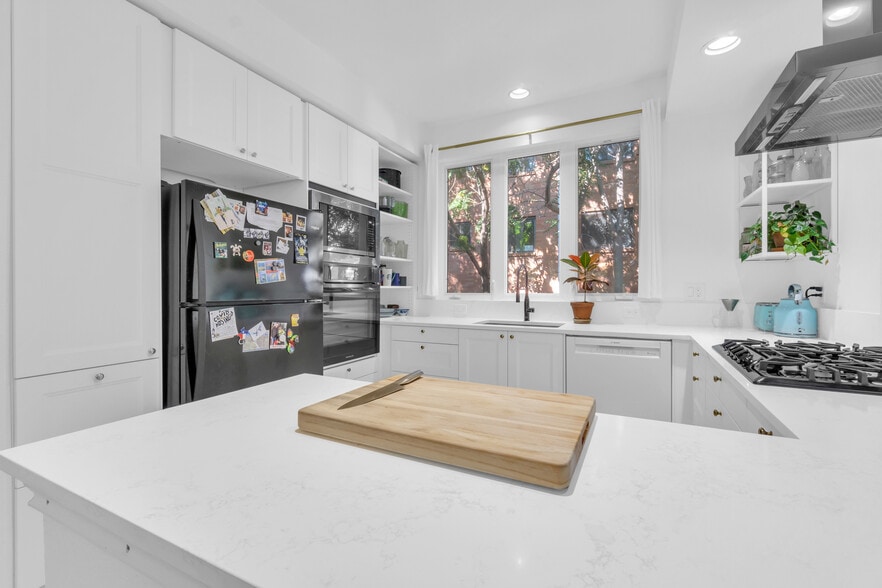 Kitchen - 1619 N Franklin St