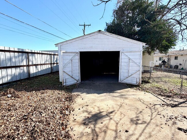 Building Photo - 521 Blake St