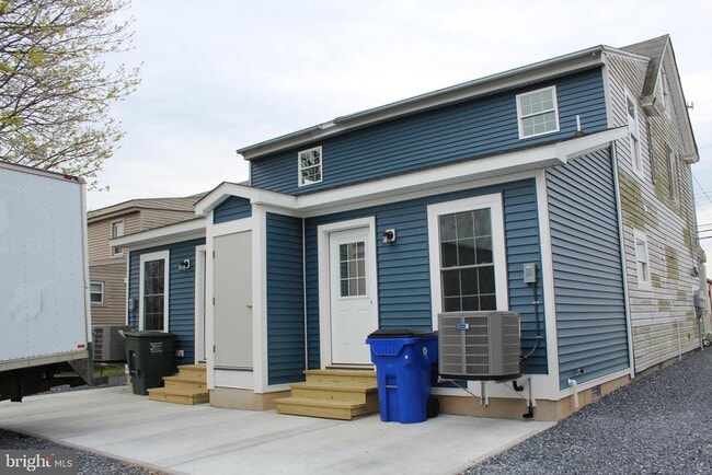 Building Photo - 306 Main St