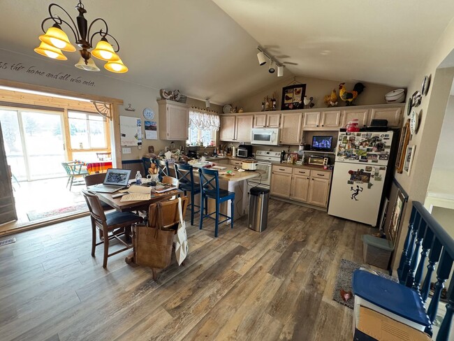 Building Photo - Furnished 4 Bed/2 Bath Seasonal Rental – Absarokee, MT | July–September