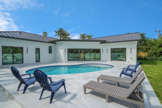 Building Photo - 1248 N Harbor Dr