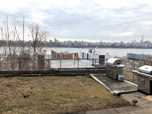 Shared Backyard - 130 Pine St