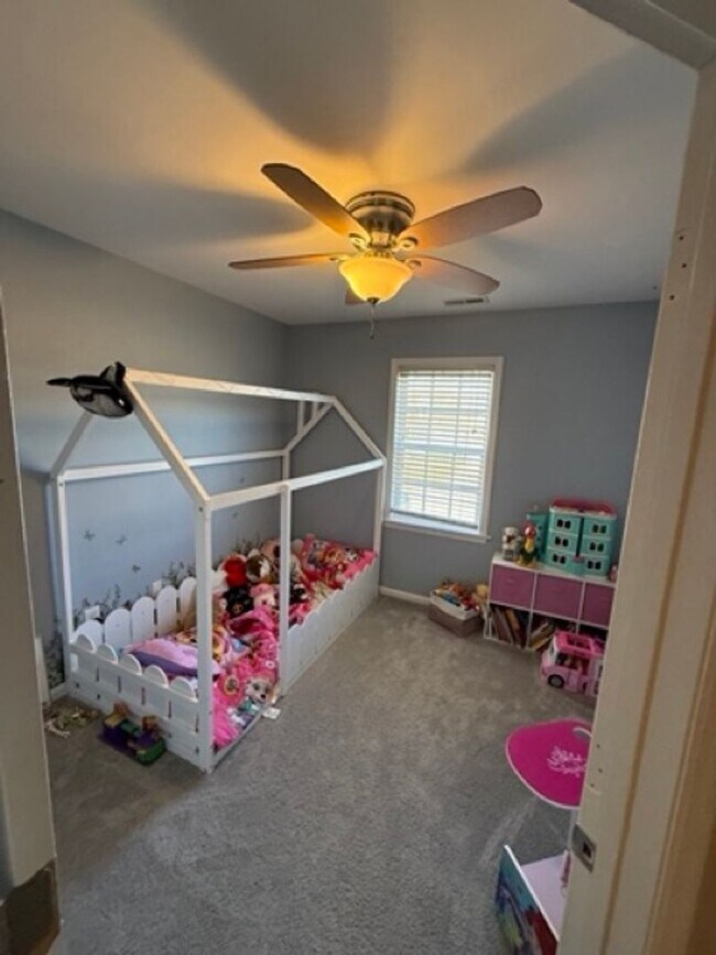 Building Photo - Welcome To Carriage Run!!