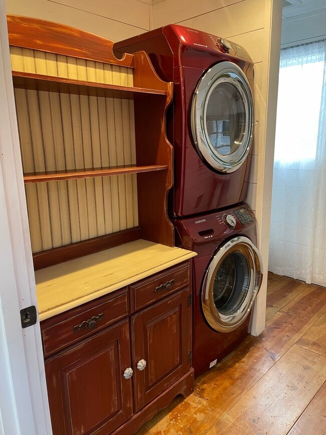 Building Photo - Charming Canal-Front Cottage Near Sunriver | Month-to-Month