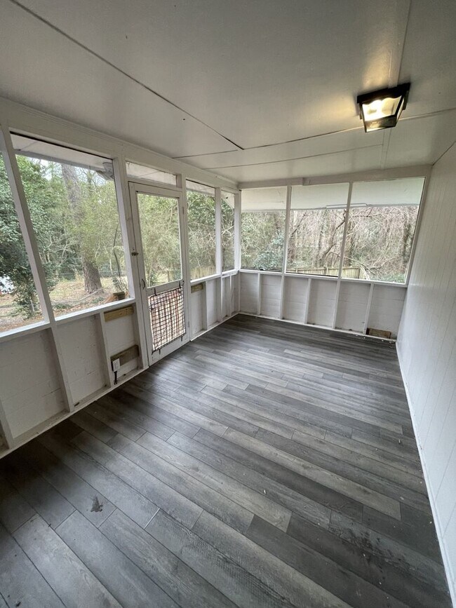 Building Photo - 2 Bedroom 1 Bathroom Duplex Downtown Raleigh!