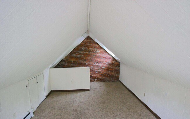 Building Photo - Bright and spacious 4-bedroom