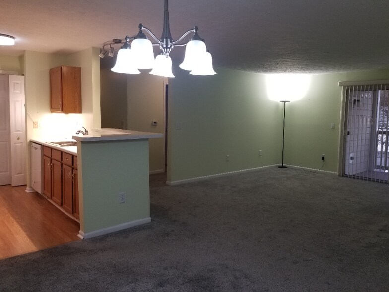 Building Photo - 400 Lakeview Dr