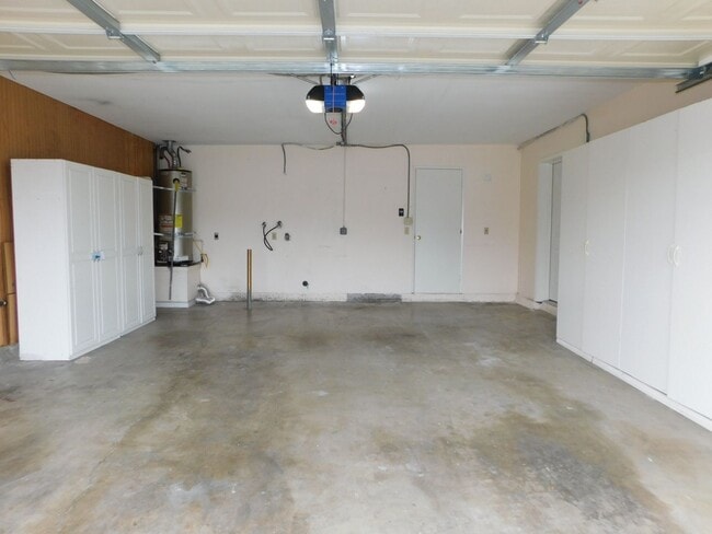 Building Photo - Beautiful single story 3 bedroom, 2 bathroom home in Fountain Valley