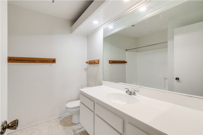 Building Photo - Stunning Bright and Completely Remodeled A...