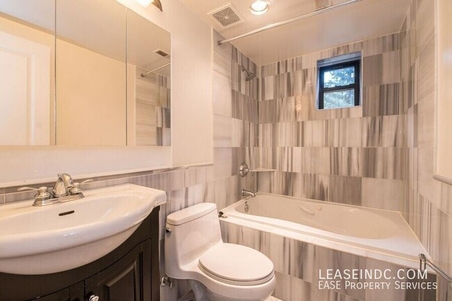 Building Photo - 1354 Euclid St NW