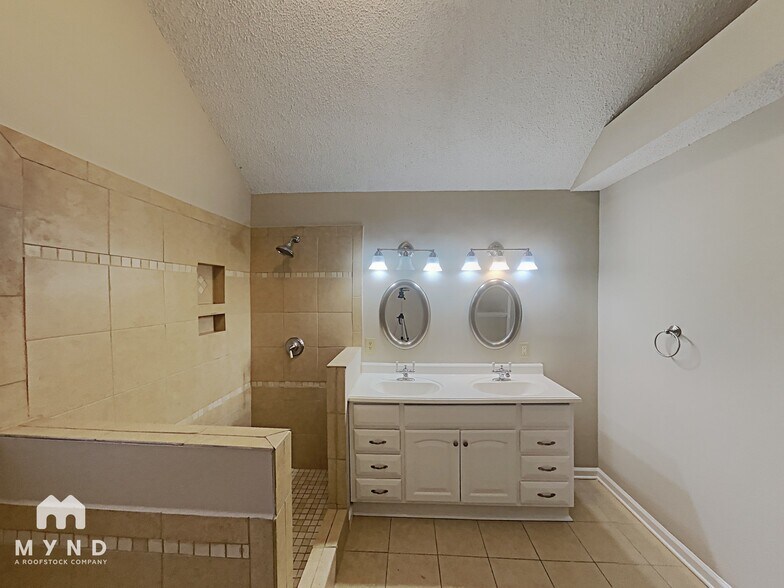 Building Photo - 4521 Aviemore Crescent