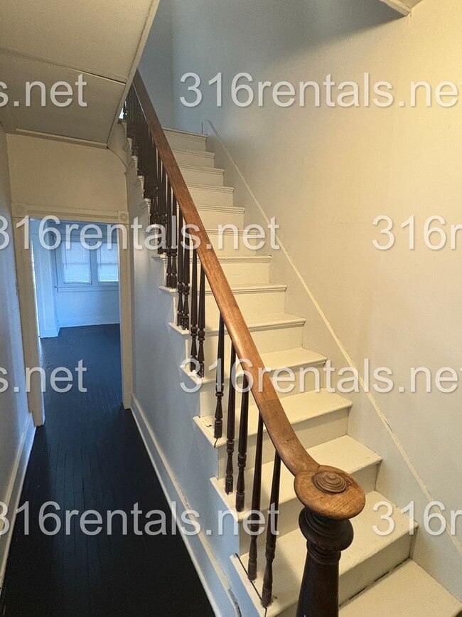 Building Photo - $1095 - 4 bed 2 bath - Single Family Home - NEWLY RENOVATED