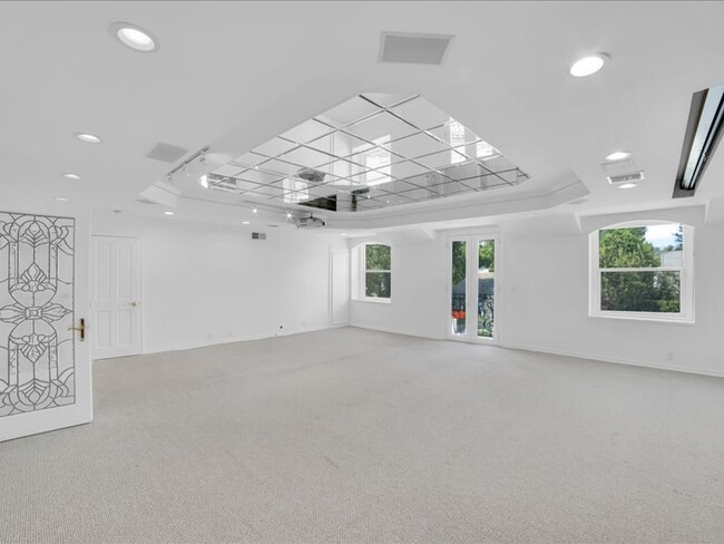 Building Photo - 9654 Wendover Dr