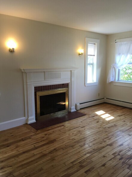 Building Photo - 4 Queens Way