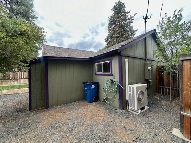 Building Photo - Great one bedroom unit in mid-town!  A must see!