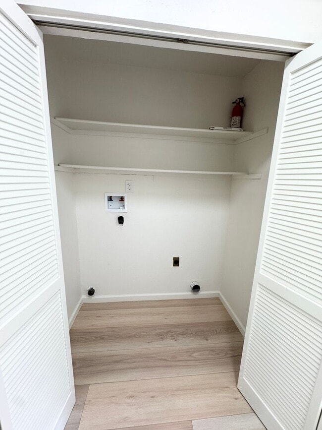 Building Photo - Great Shape Townhome in Pleasanton with shared driveway