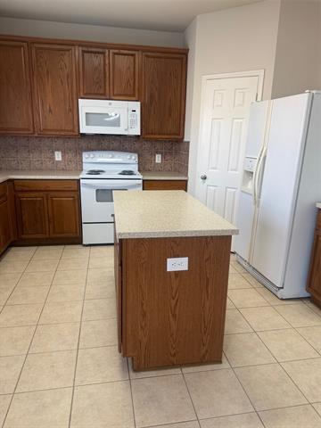 Building Photo - 2004 Golden Oak Dr