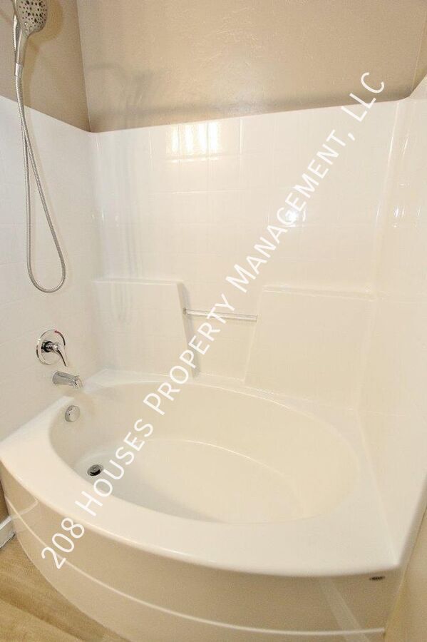 Building Photo - Must See Immaculately Kept 3 bed, 2 bath H...