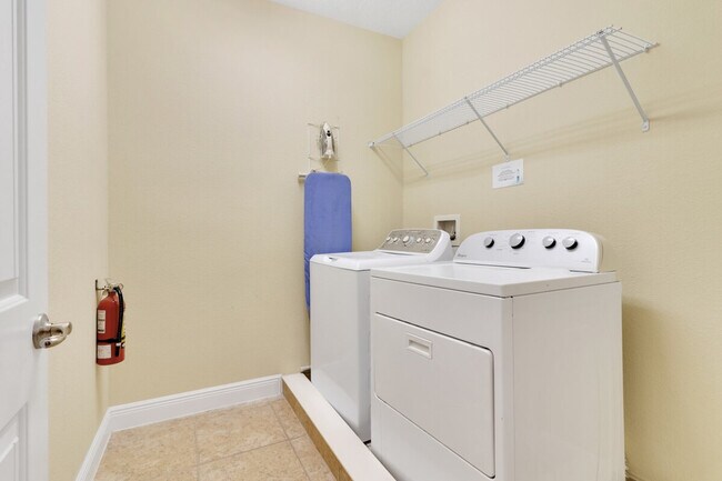 Building Photo - 520 Lasso Dr
