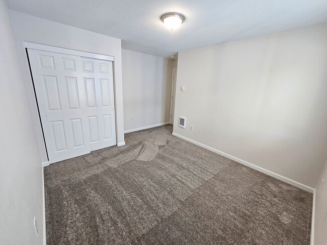 Building Photo - St. John's Townhome - 5 Bedroom, 2 bath Duplex Unit