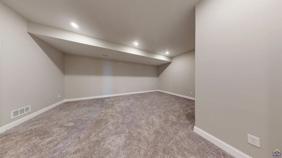 large family area - 3755 SW Summerfield Dr